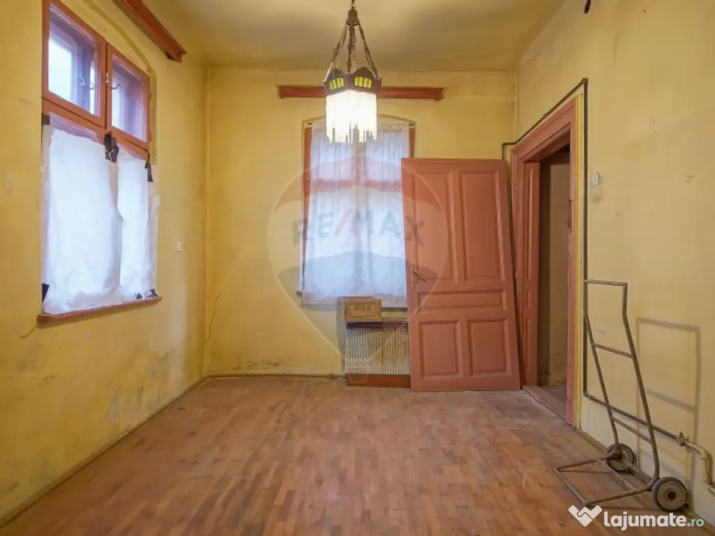 Vilă pe str Alexandru Ioan Cuza, 10 camere, S + P + E, t...