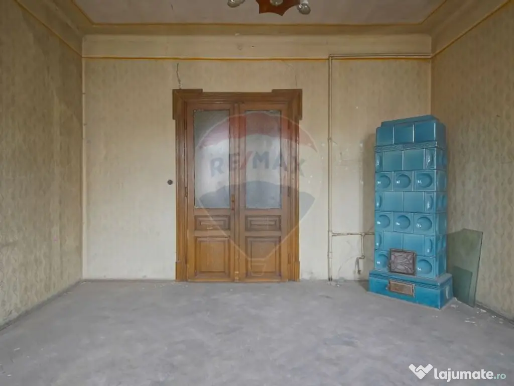 Vilă pe str Alexandru Ioan Cuza, 10 camere, S + P + E, t...