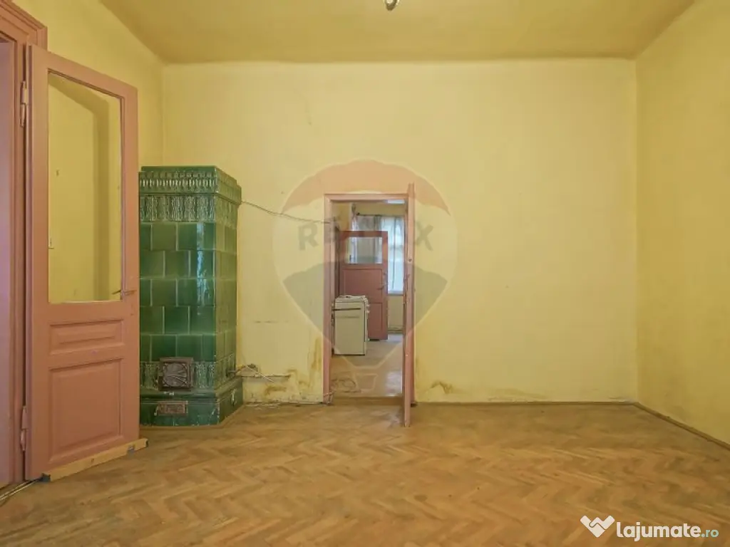 Vilă pe str Alexandru Ioan Cuza, 10 camere, S + P + E, t...