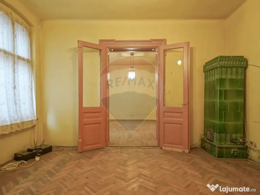 Vilă pe str Alexandru Ioan Cuza, 10 camere, S + P + E, t...