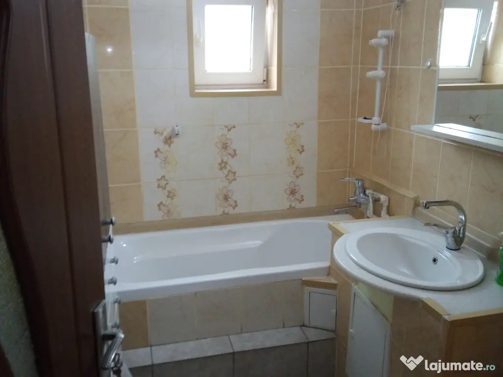 Vânzare apartament 3 camere 