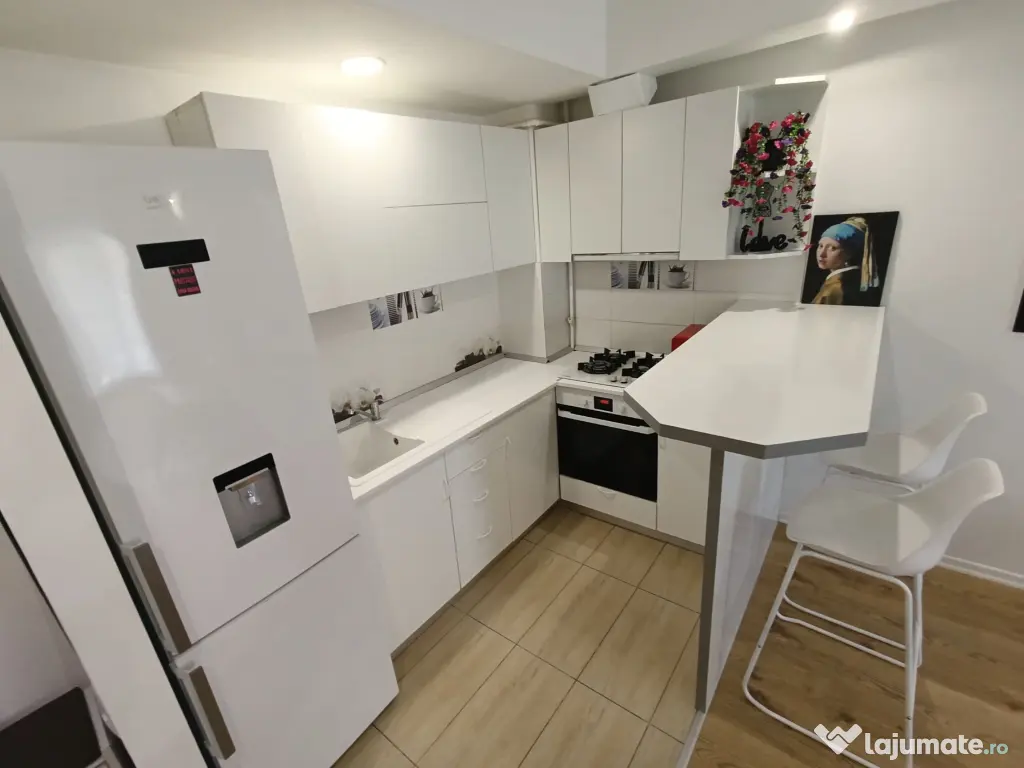 Închiriez apartament 2 camere Cosmopolis 