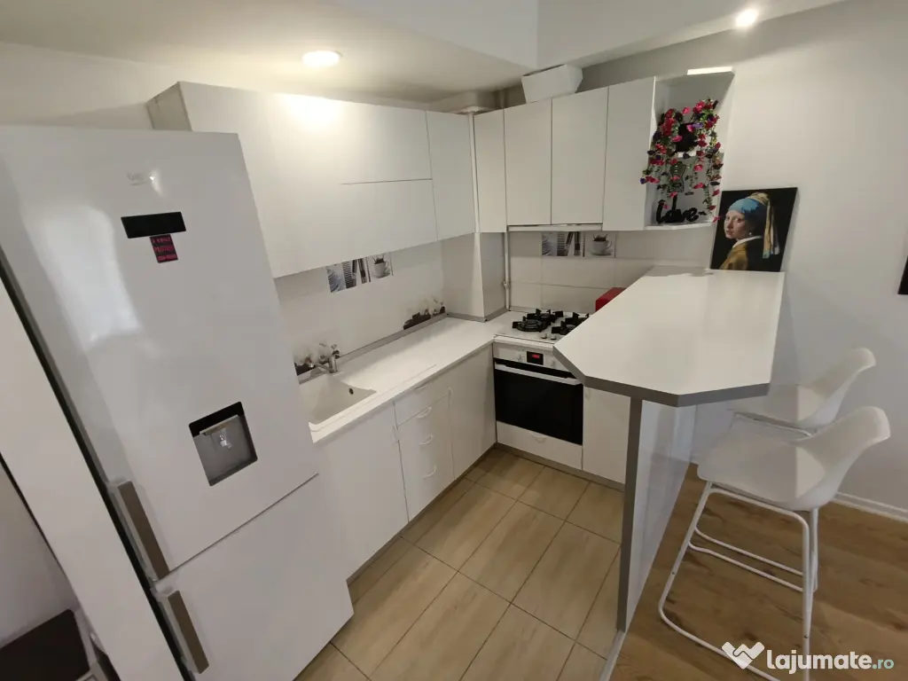 Închiriez apartament 2 camere Cosmopolis 