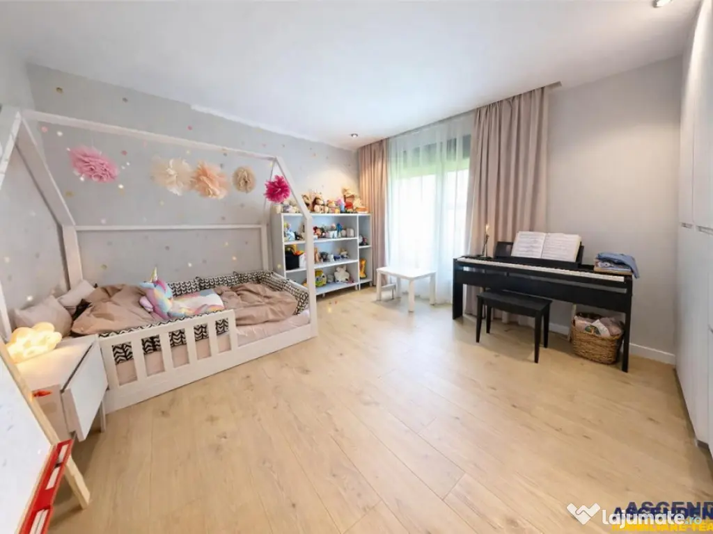 FILM!Vila cu arhitectura selecta, intr- o eleganta oaza de l