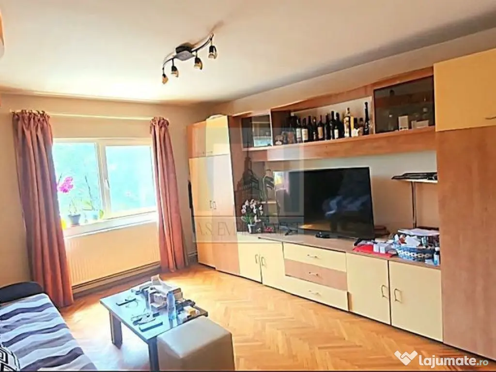 Apartament 4 camere de vanzare/ zona Tractorul 