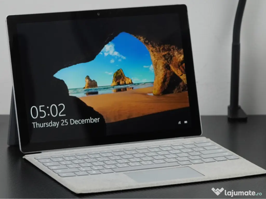 Microsoft Surface Pro 4 (intel i5 / 8GB Ram / 256 SSD)