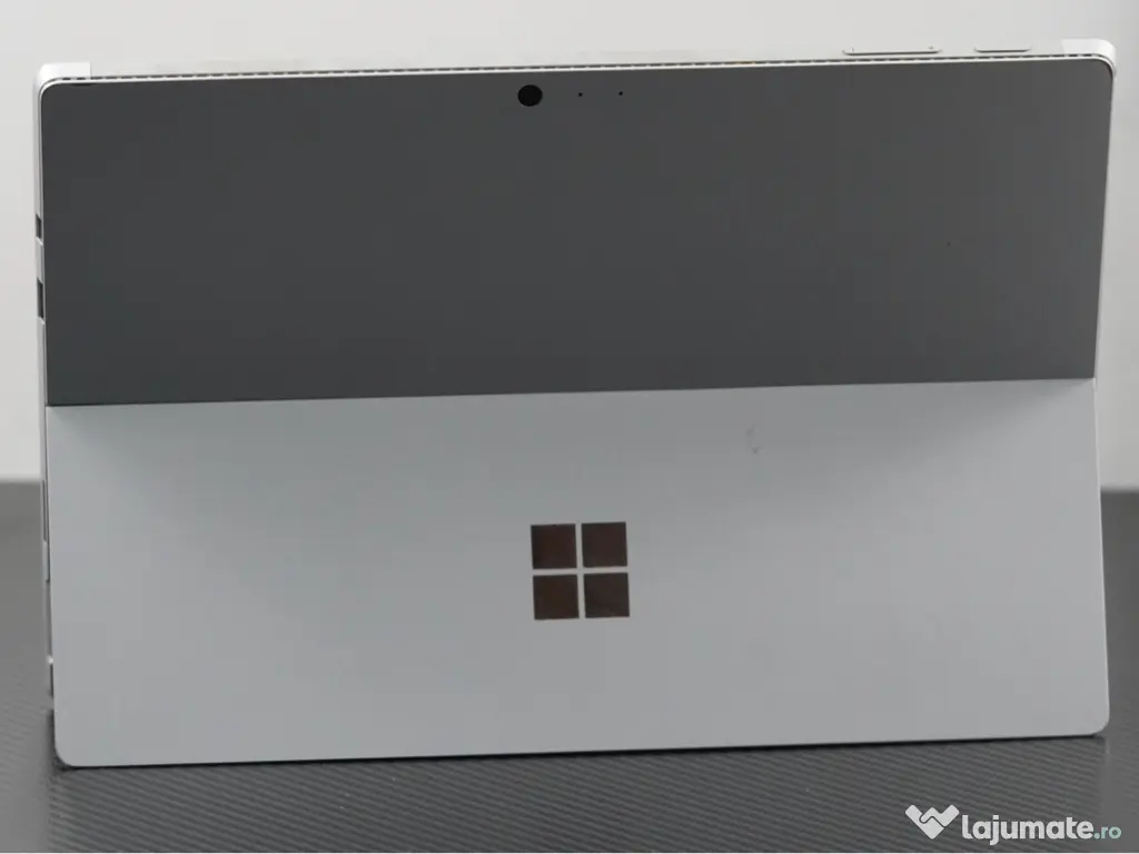 Microsoft Surface Pro 4 (intel i5 / 8GB Ram / 256 SSD)