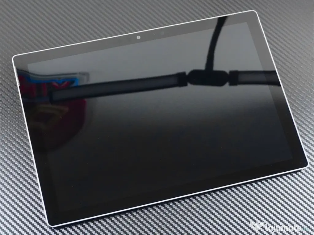 Microsoft Surface Pro 4 (intel i5 / 8GB Ram / 256 SSD)