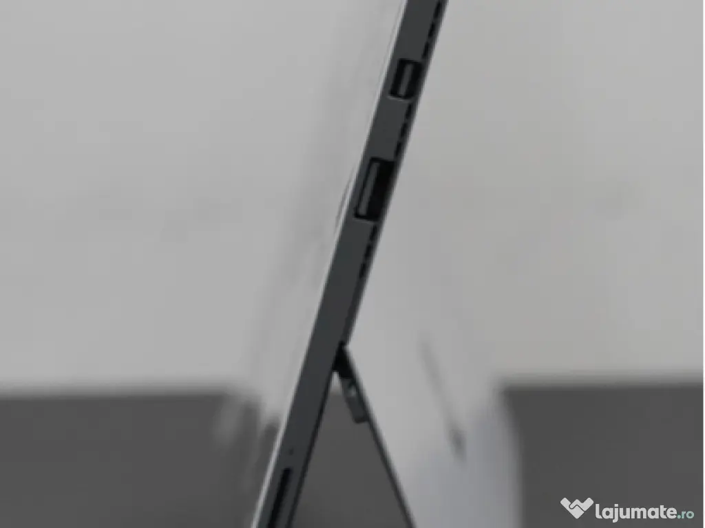 Microsoft Surface Pro 4 (intel i5 / 8GB Ram / 256 SSD)