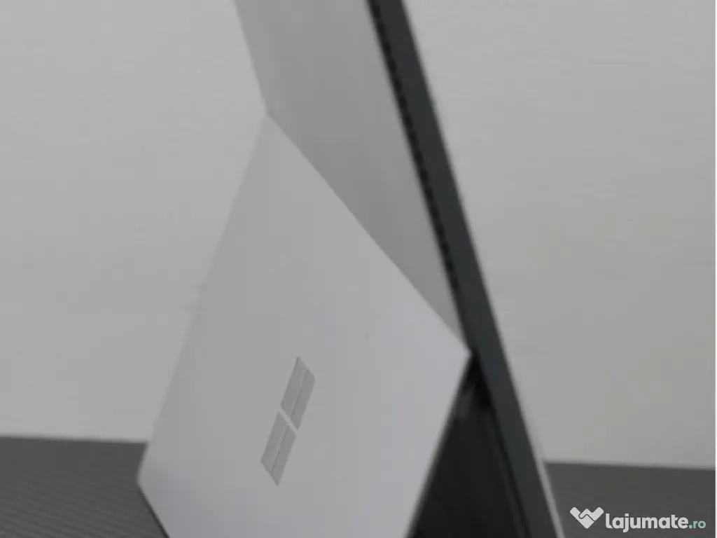 Microsoft Surface Pro 4 (intel i5 / 8GB Ram / 256 SSD)