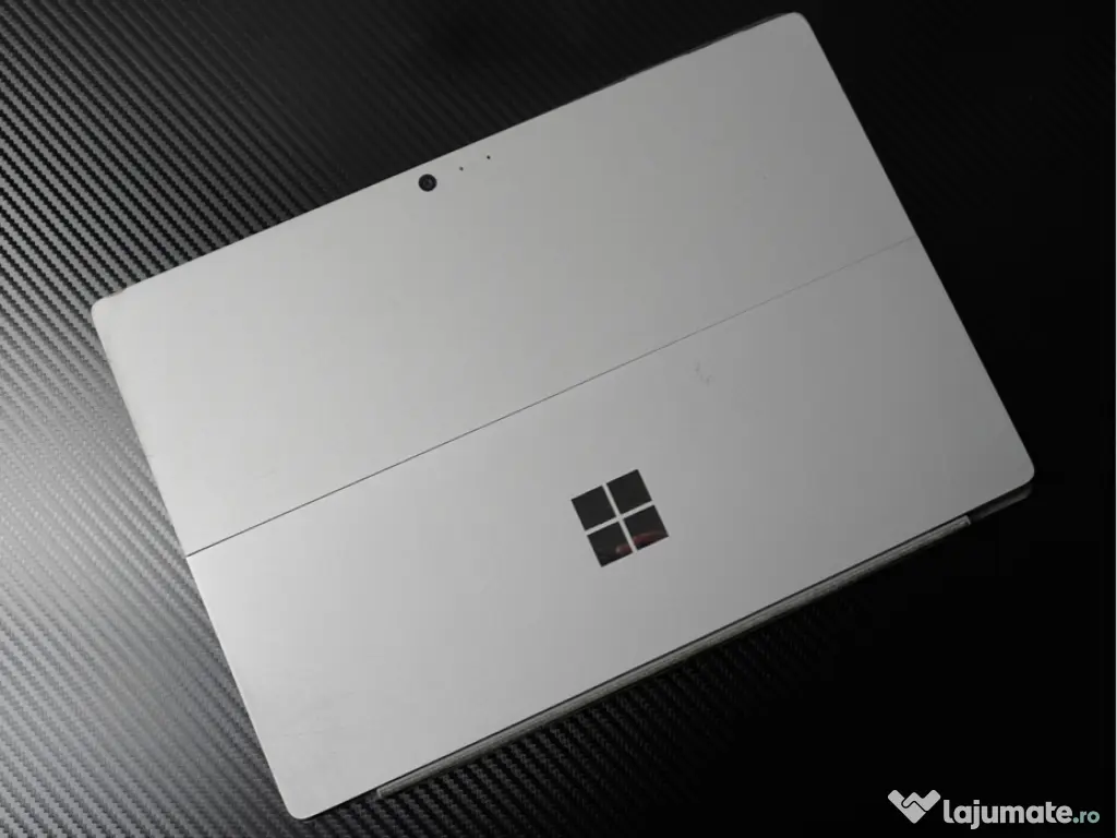 Microsoft Surface Pro 4 (intel i5 / 8GB Ram / 256 SSD)