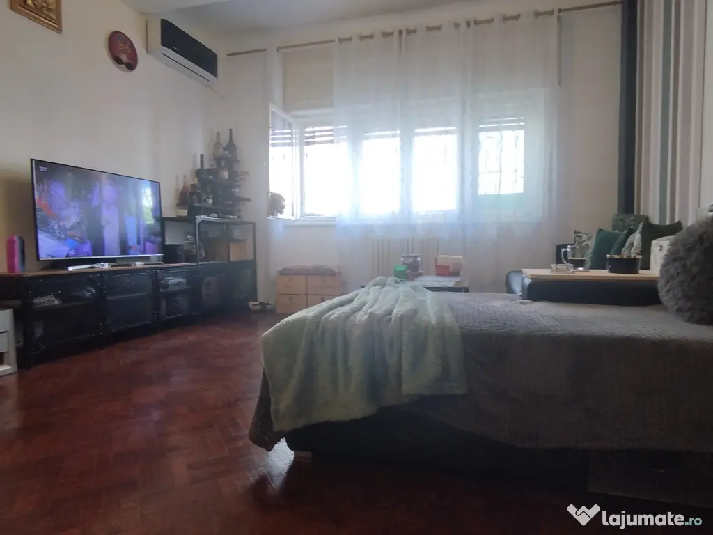 vand apartament 3 camere Piata Victorie 