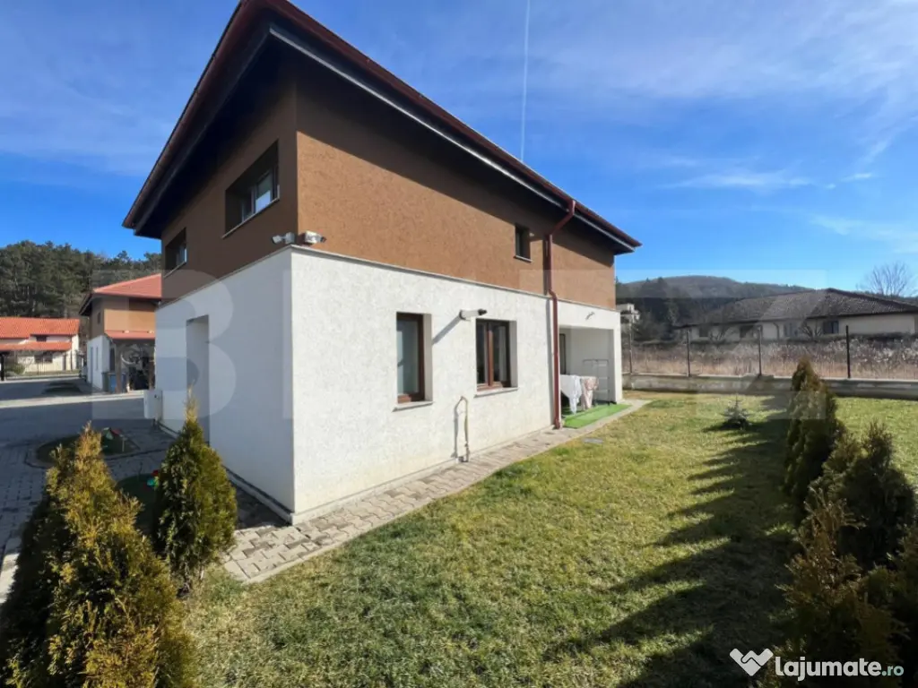 Casa de lux, 180mp, curte, zona Vivo 