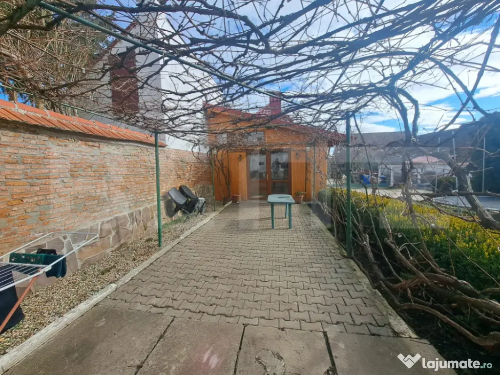 Casă săsească renovată integral, 2200 mp teren, ideală