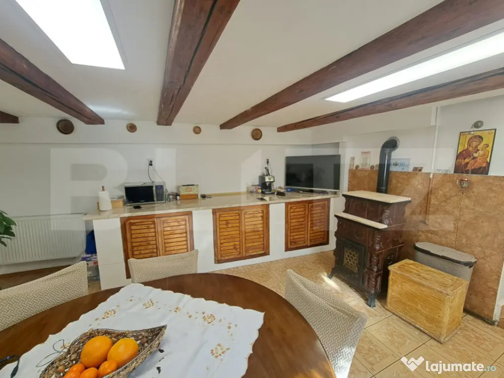 Casă săsească renovată integral, 2200 mp teren, ideală
