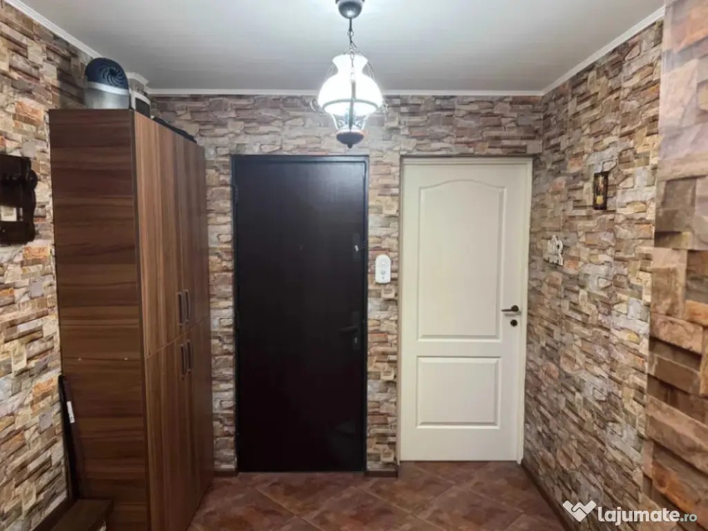 Apartament 2 camere, decomandat - zona Tractorul