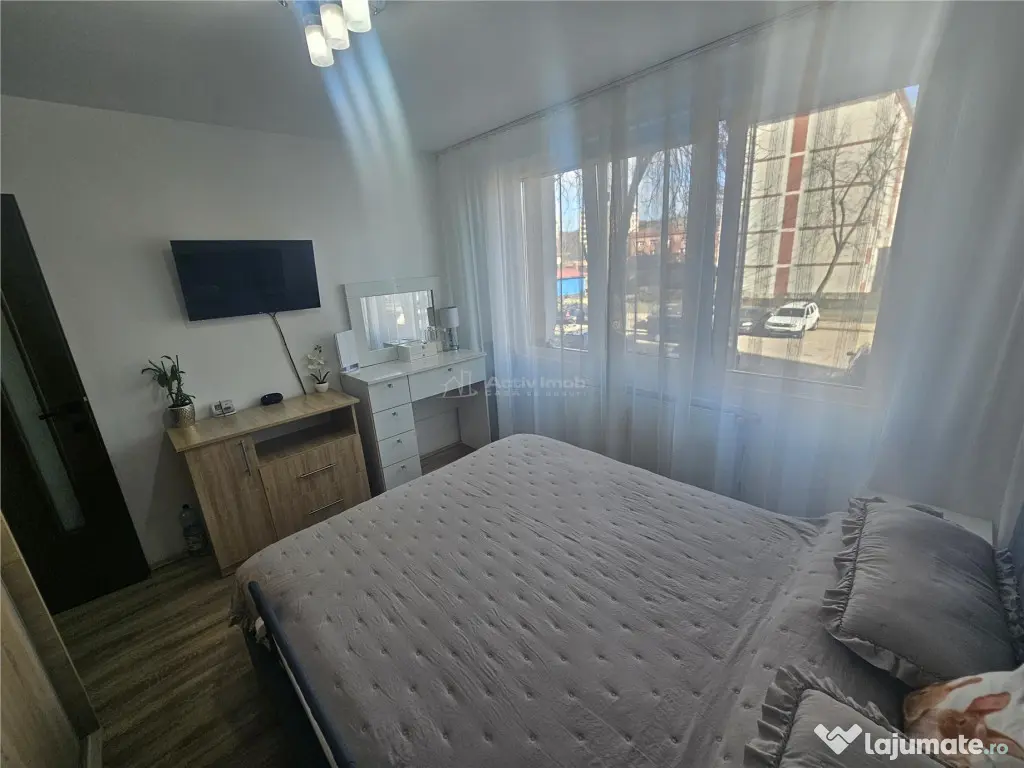 Resita, 2 Cam. Cf. 1 Mobilat Utilat, Et. 1, Micro 1 