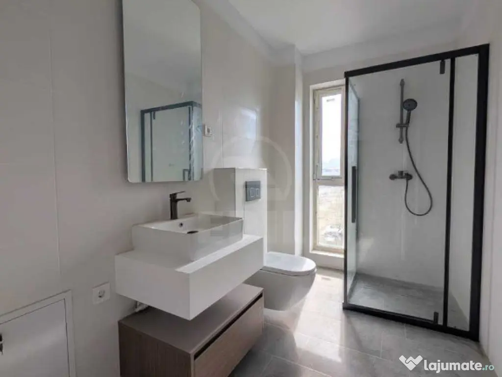 Apartament de 2 camere, decomandat, zona Tinertului