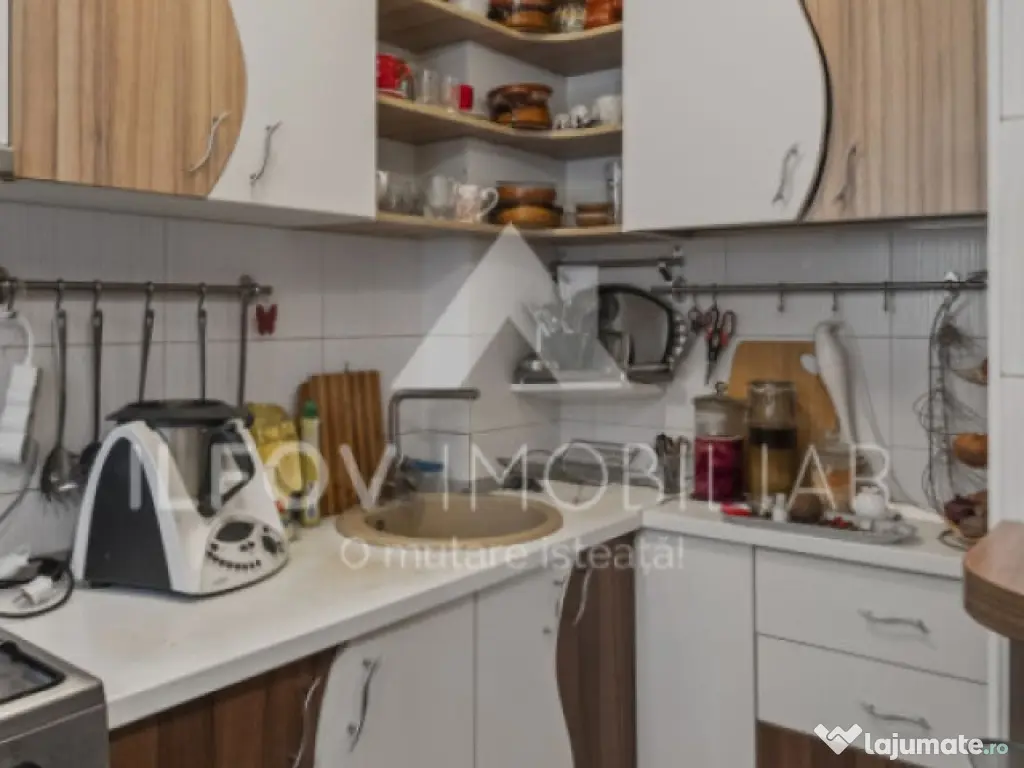 Apartament 3 camere Pța Romană, vedere spre spate, spațio 