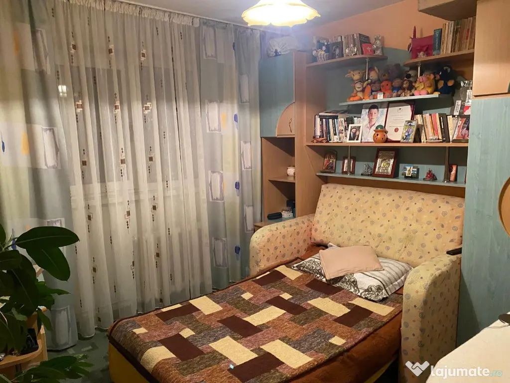 Apartament 4 camere de vanzare, zona Lama 
