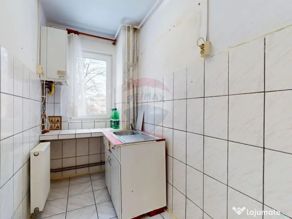 De vânzare: 2 camere, baie cu geam, etaj 2 