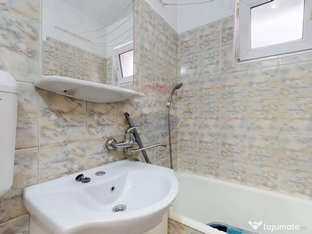 De vânzare: 2 camere, baie cu geam, etaj 2 