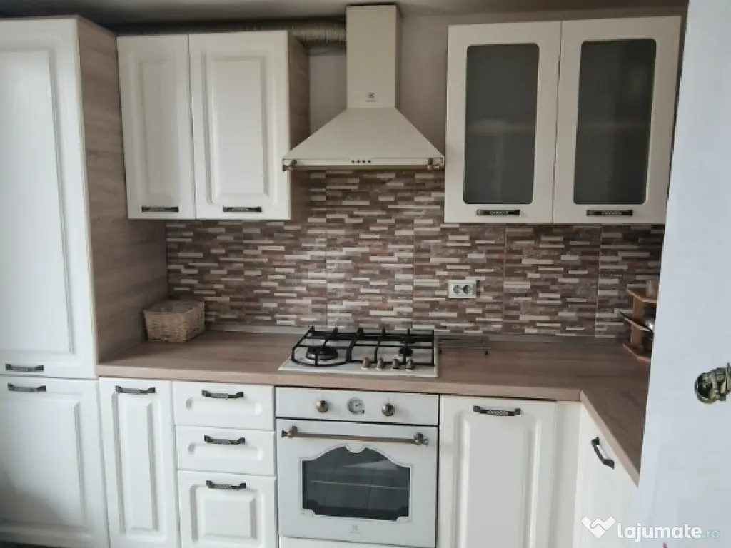 Apartament 3 camere de închiriat zona Valea lupului 