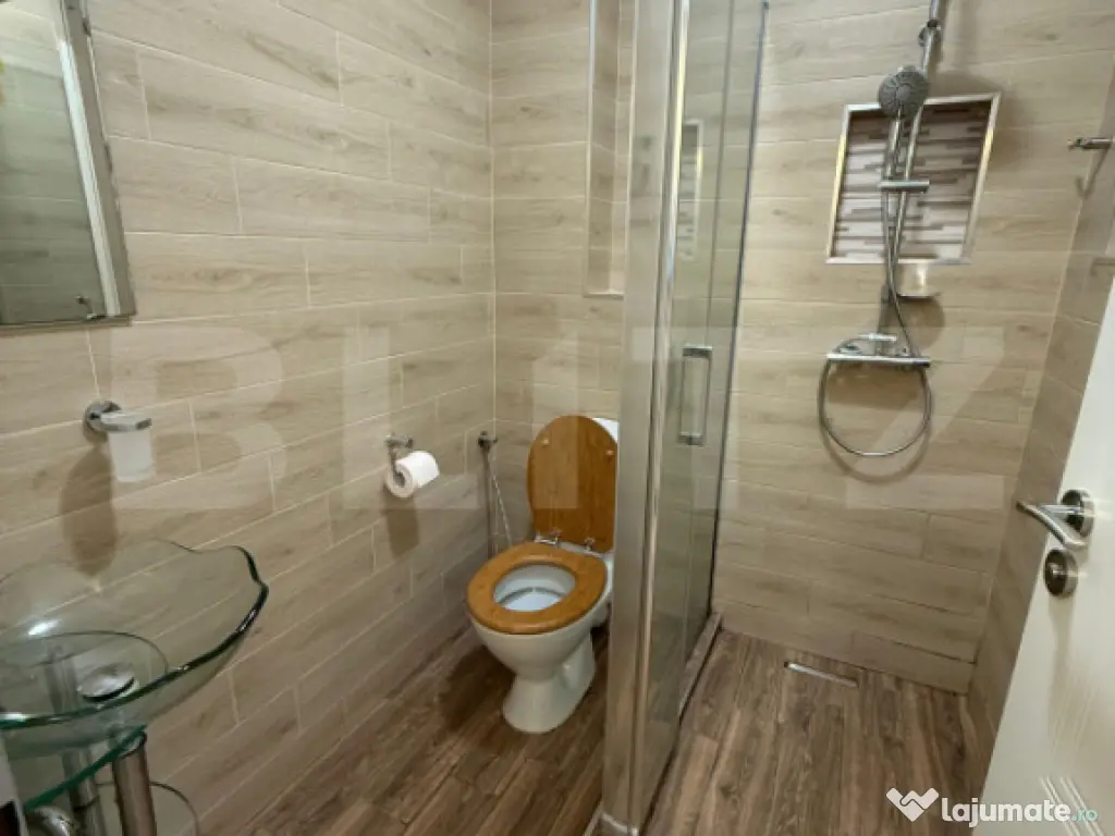 Apartament semidecomandat cu 3 camere, cu gradina proprie si