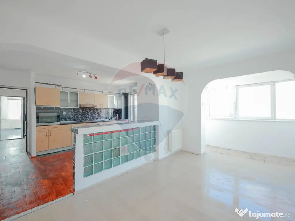 Apartament cu 3 camere de vânzare în zona Rogerius