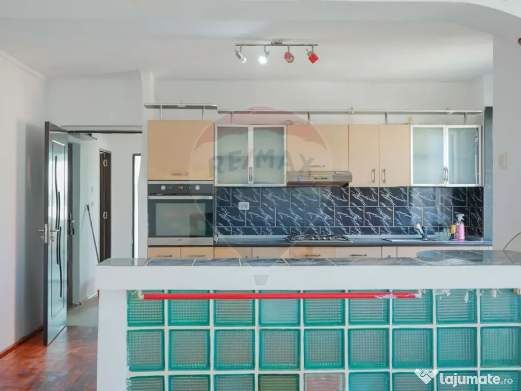 Apartament cu 3 camere de vânzare în zona Rogerius