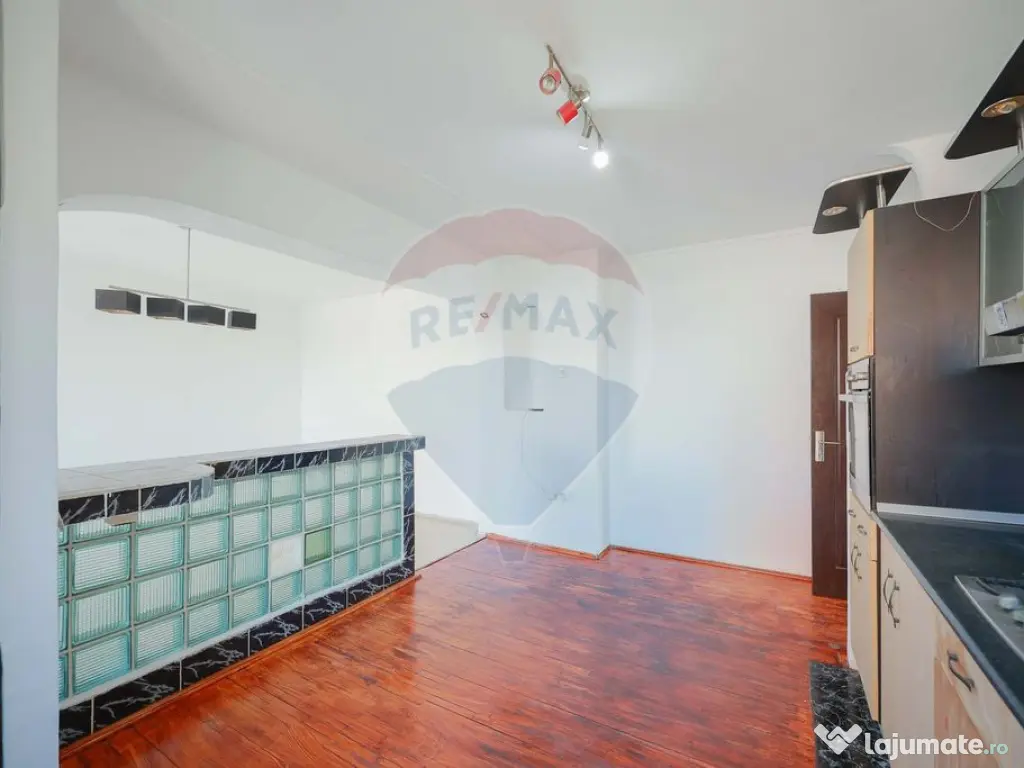 Apartament cu 3 camere de vânzare în zona Rogerius