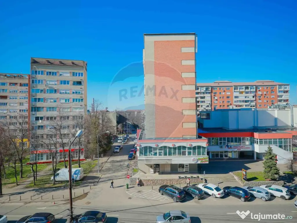 Apartament cu 3 camere de vânzare în zona Rogerius