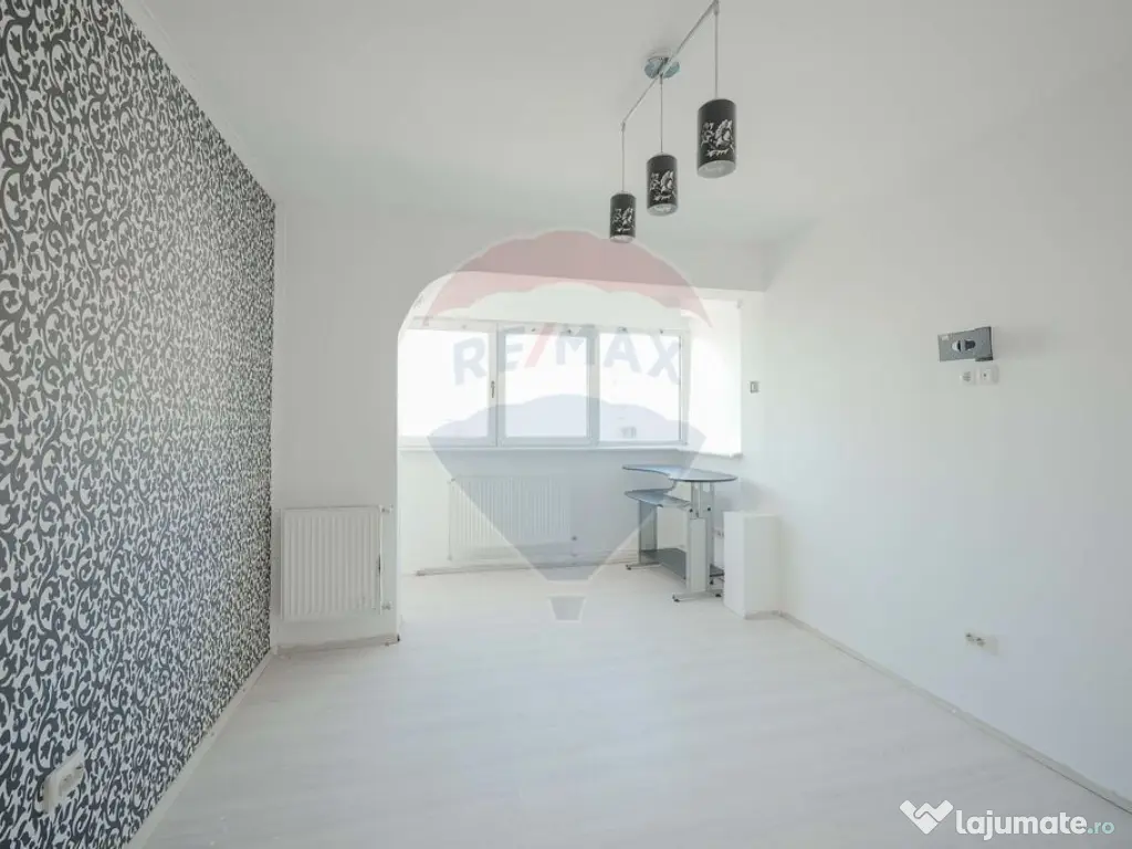 Apartament cu 3 camere de vânzare în zona Rogerius