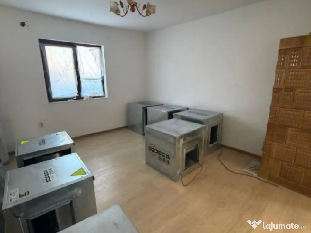 Casa batraneasca , teren 1100mp , centru Horodnic de Jos 