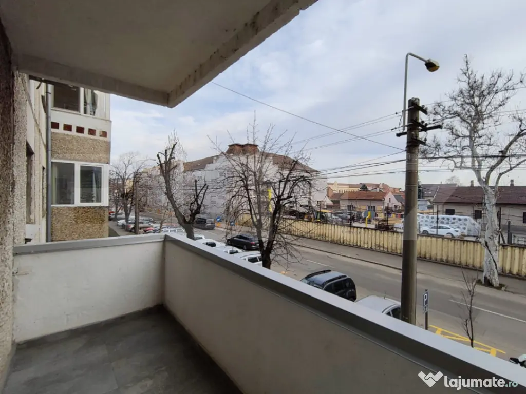 Apartament 3 camere, 2 bai, 2 balcoane, etaj 1, langa Piata 