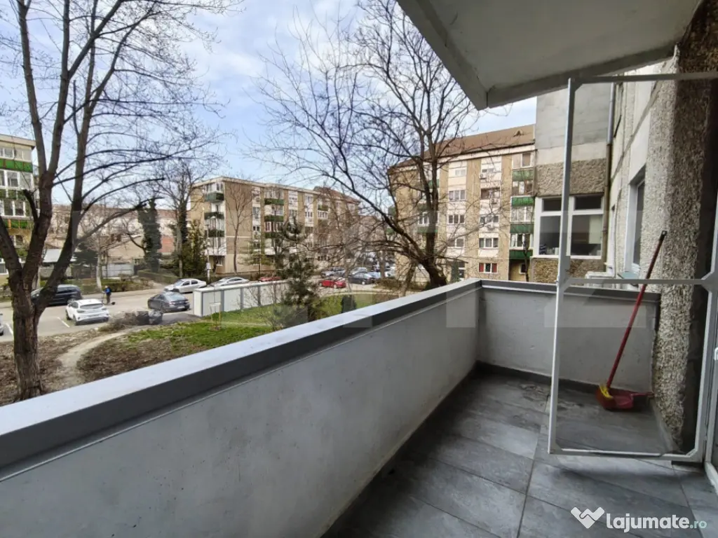 Apartament 3 camere, 2 bai, 2 balcoane, etaj 1, langa Piata 
