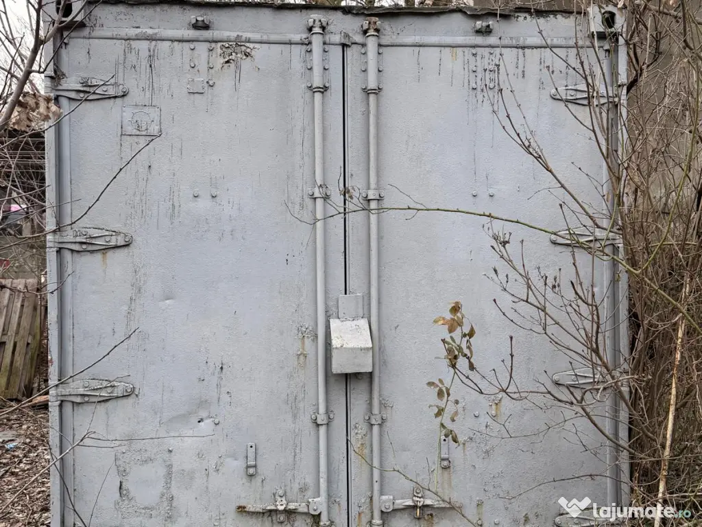 Container metalic cu rafturi 6 m x 2,5 m