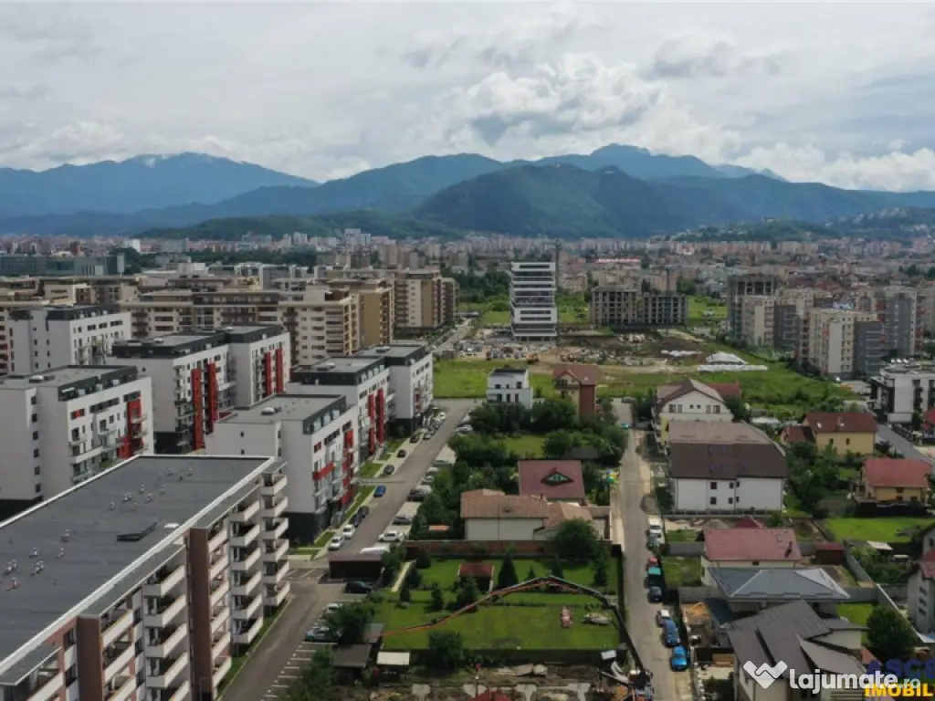 10.000mp intravilan, front la doua strazi, configuratie avan 