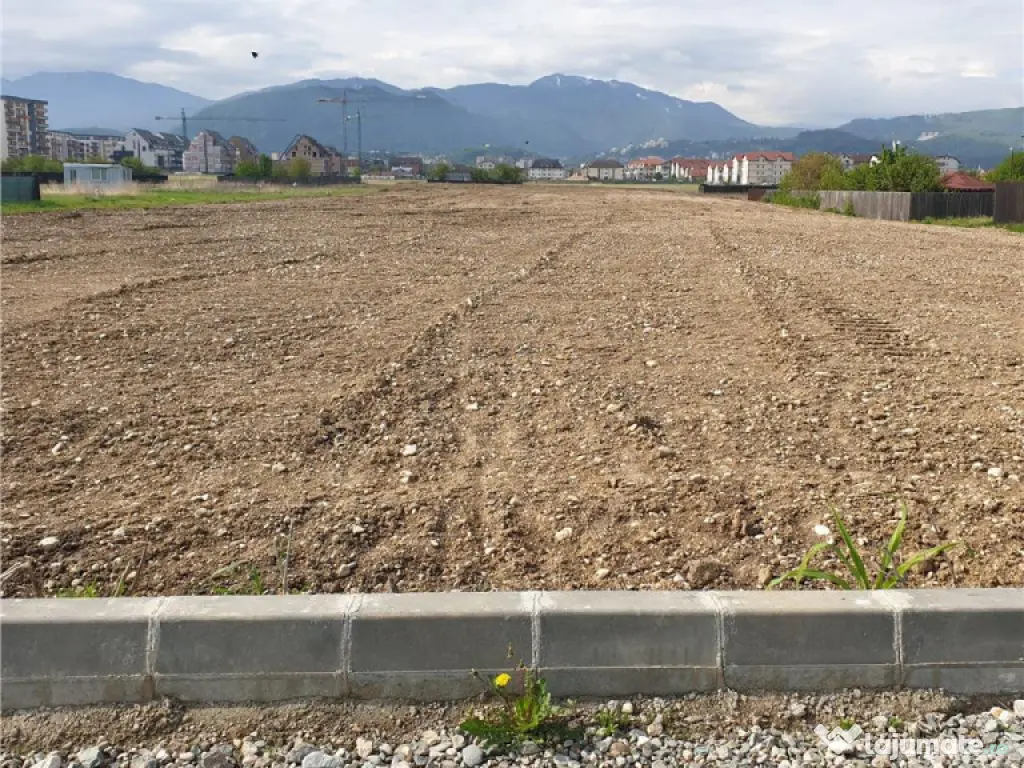 10.000mp intravilan, front la doua strazi, configuratie avan 