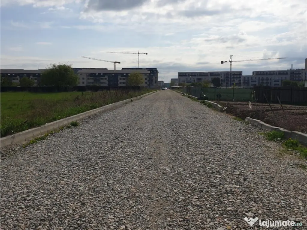 10.000mp intravilan, front la doua strazi, configuratie avan 