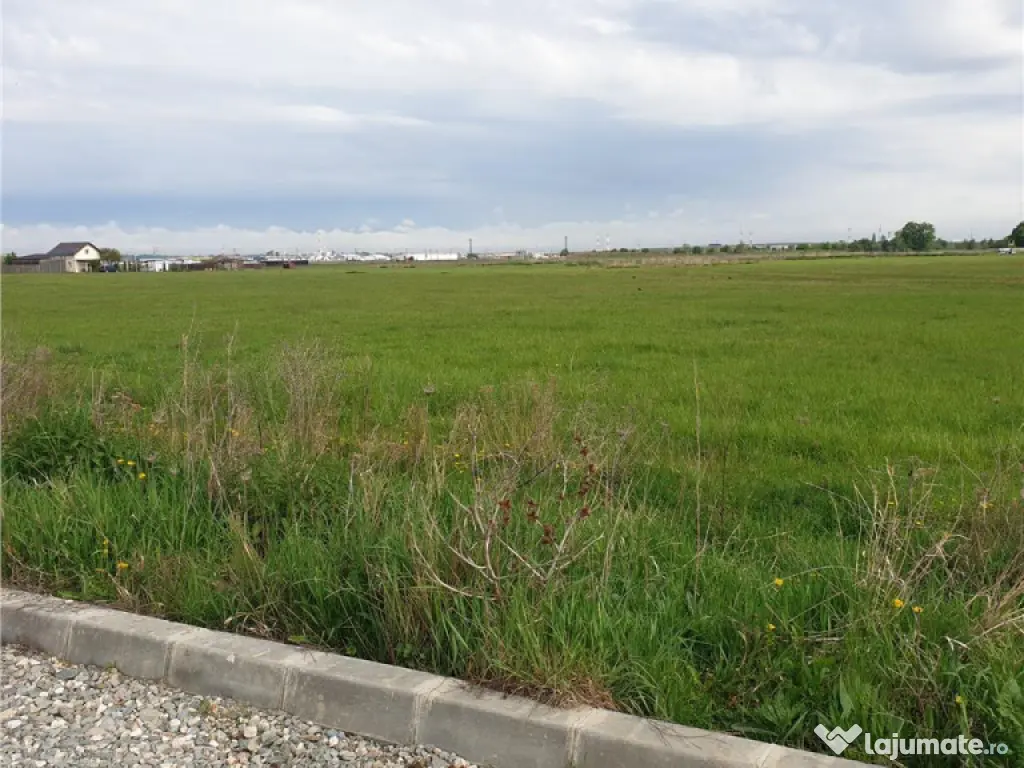 10.000mp intravilan, front la doua strazi, configuratie avan 