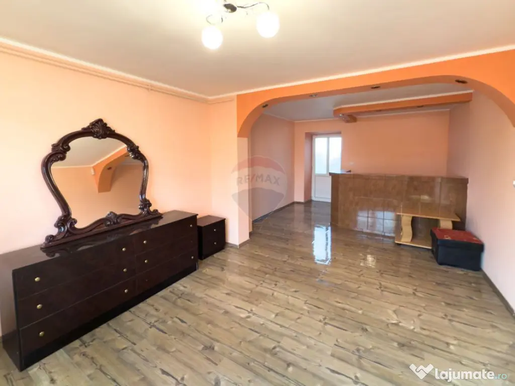 Casă / Vilă cu 8 camere de vânzare în zonă centrală... 