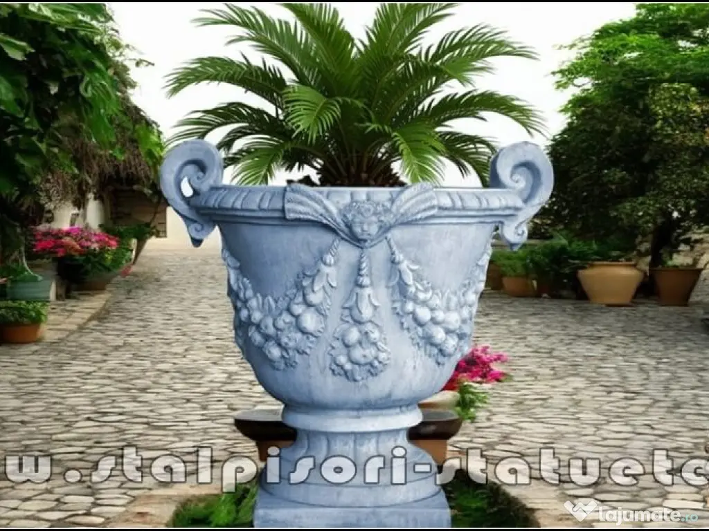 Vază mare cu picior, gri patinat, model V2. 