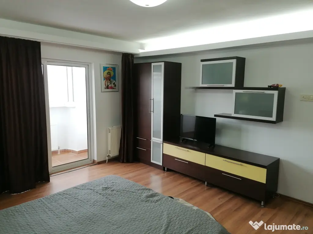 Garsoniera , Sebastian, Bloc mixt 