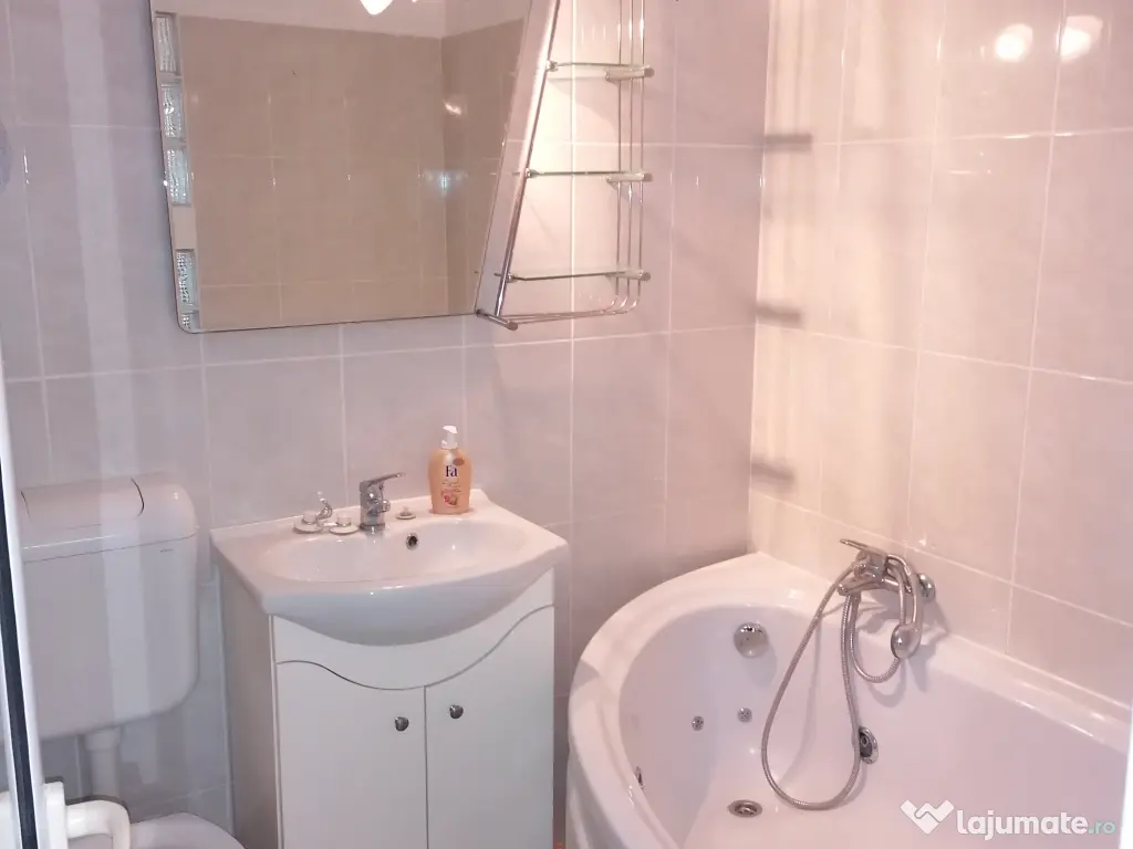 Garsoniera , Sebastian, Bloc mixt 