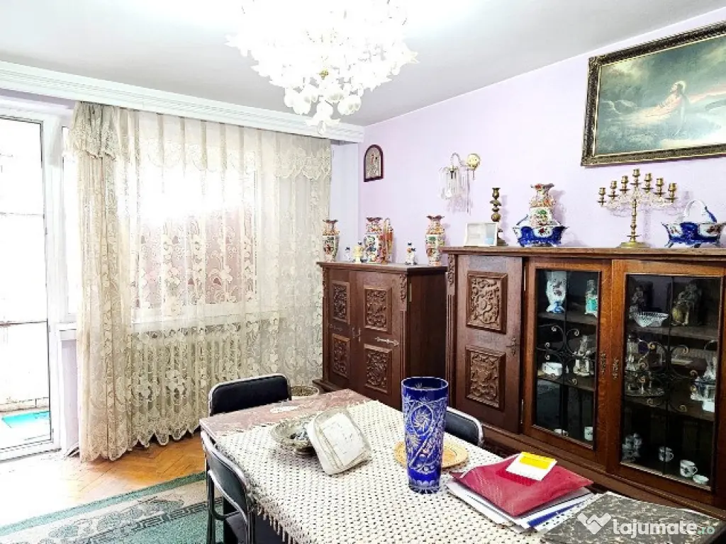 Apartament 4 camere, cu boxa, Bd.Traian, zona BCR 