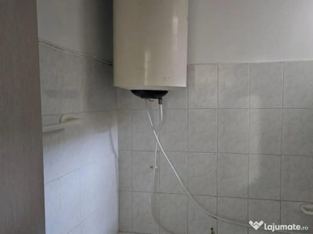 Doua camere in zona sediu politie. 