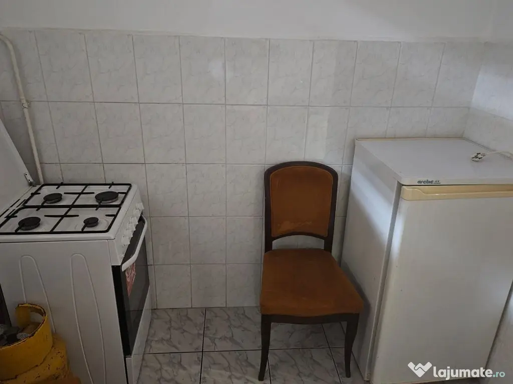 Doua camere in zona sediu politie. 