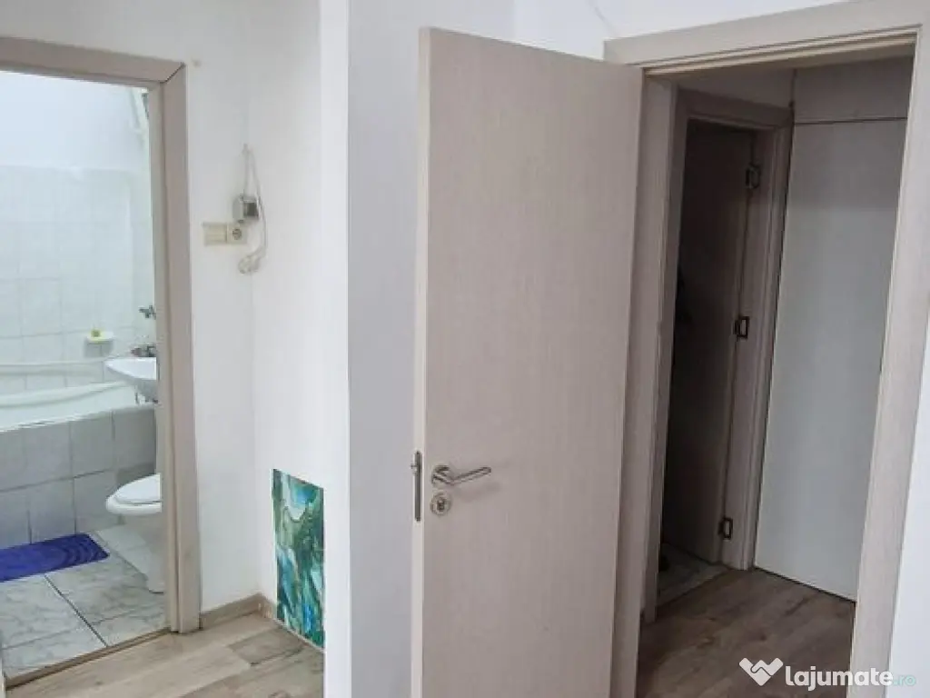 Doua camere in zona sediu politie. 