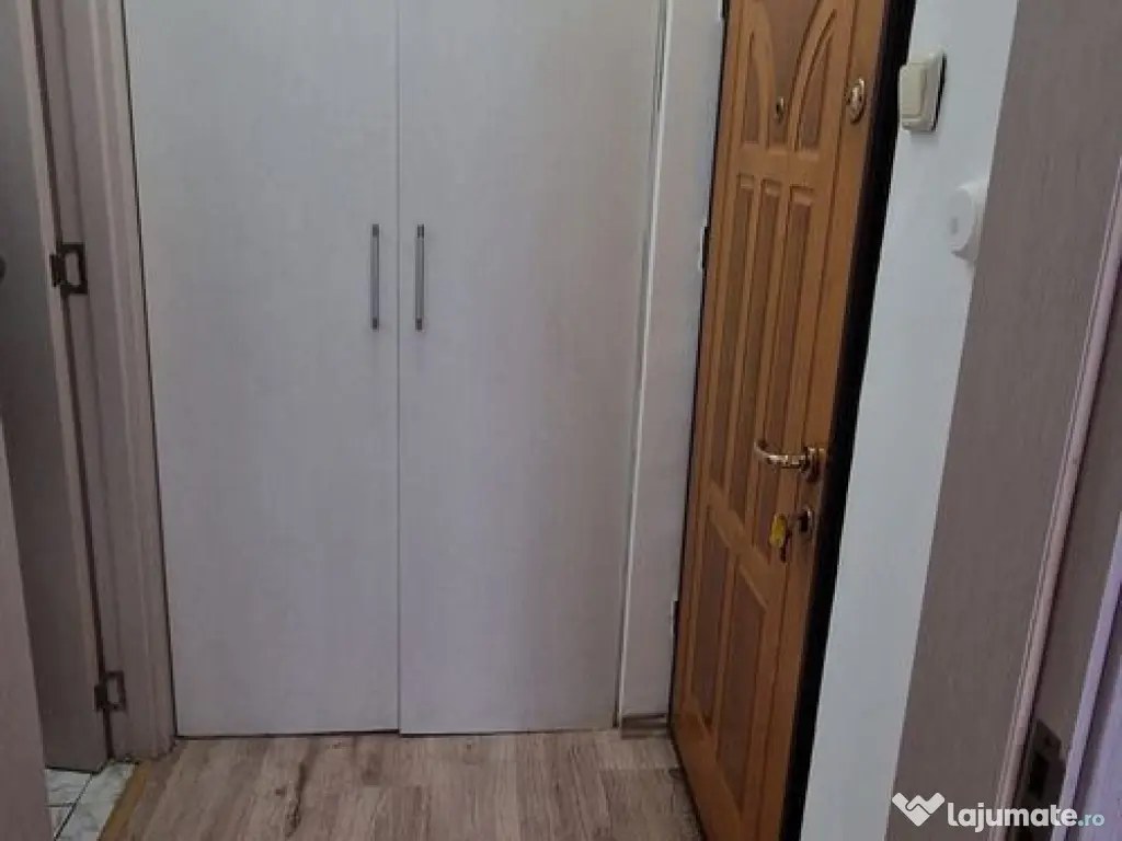 Doua camere in zona sediu politie. 